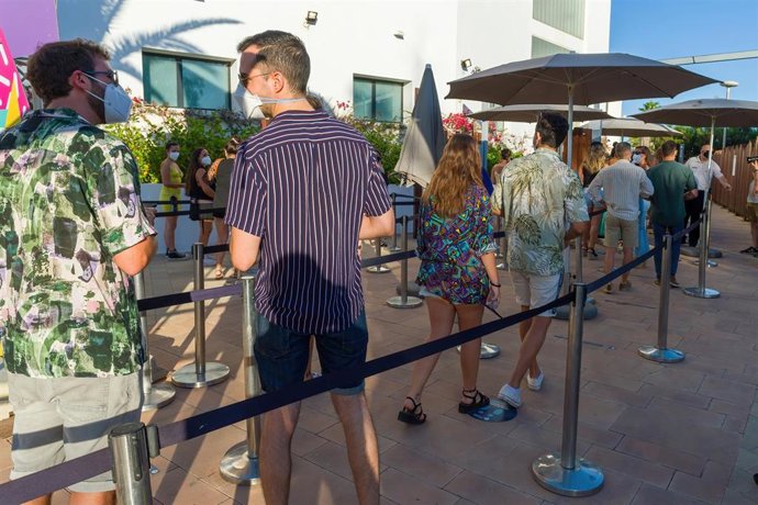 Archivo - Cola de entrada a la prueba piloto del ocio nocturno en el Hard Rock de Ibiza, a 25 de junio de 2021.