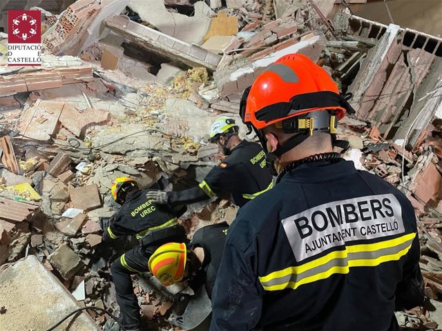 Bomberos trabajando en el edificio derrumbado