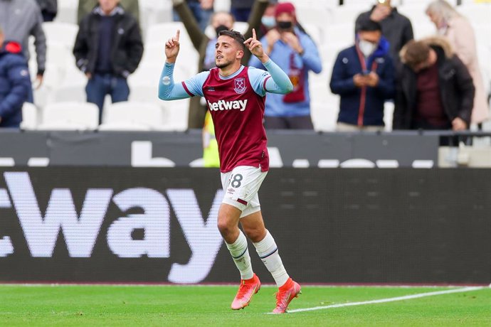 Archivo - West Ham United midfielder Pablo Fornals (18) scores a goal and celebrates 2-0 during the English championship Premier League football match between West Ham United and Southampton on May 23, 2021 at the London Stadium in London, England - Pho