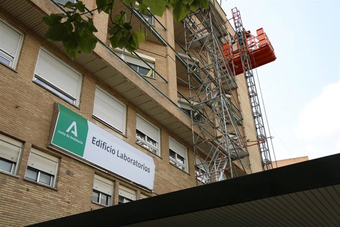 Obra en el edificio de laboratorios del Hospital Virgen del Rocío de Sevilla.
