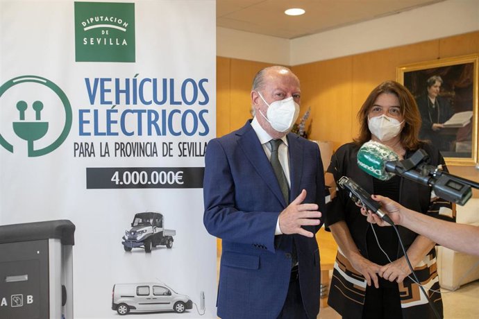 Archivo - Villalobos atiende a los medios con ocasión de un acto relacionado con vehículos eléctricos en la Diputación