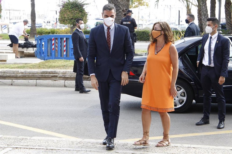La presidenta del Govern balear, Francina Armengol, y el presidente del Gobierno, Pedro Sánchez, a su llegada al Consolat de Mar, a 3 de agosto de 2021, en Palma.