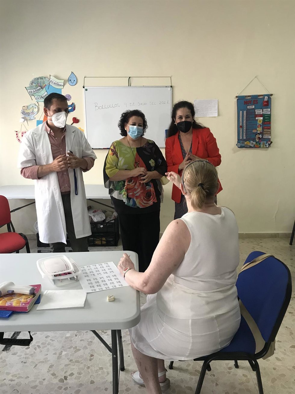 Lla responsable de la Fundación Cepsa en Huelva, Teresa Millán, en su visita a las instalaciones de la asociación 'AFA Caminar' en Bollullos Par del Condado (Huelva).