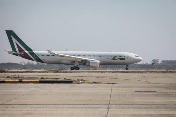 Archivo - Avión de Alitalia