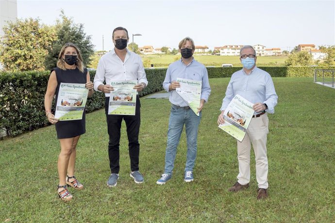 El consejero de Desarrollo Rural, Ganadería, Pesca, Alimentación y Medio Ambiente, Guillermo Blanco, y el alcalde de Reocín, Pablo Diestro, en la presentación de la VI Feria Alimentaria de Productos de Cantabria.