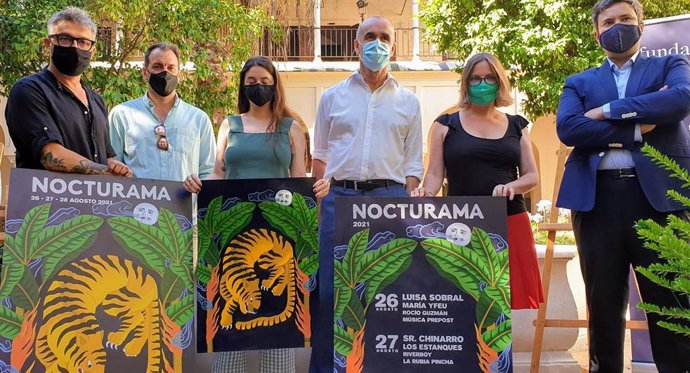 Personalidades de los eventos culturales de Sevilla sostienen junto al delegado de Cultura, Antonio Muñoz, el cartel promocional de Nocturama.