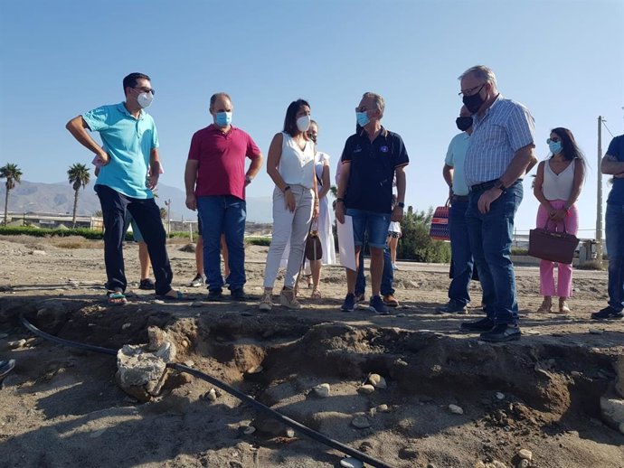 La presidenta del Parlamento, Marta Bosquet, visita la playa de Balerma, en Almería.