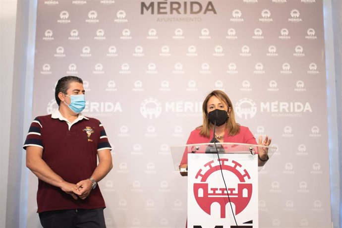 La delegada de Participación Ciudadana, Ana Aragoneses, junto al director del Stone & Music Festival, Carlos Lobo, en la presentación de la iniciativa "Víam Musicorum" en Mérida