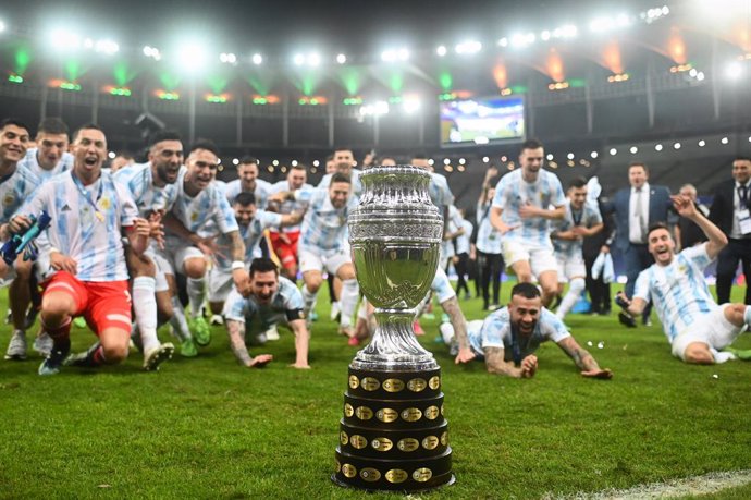 Archivo - 10 July 2021, Brazil, Rio de Janeiro: The Argentine national team cheers behind the trophy after winning the CONMEBOL Copa America Final soccer match against Brazil at The Maracana Stadium. Photo: Andre Borges/dpa