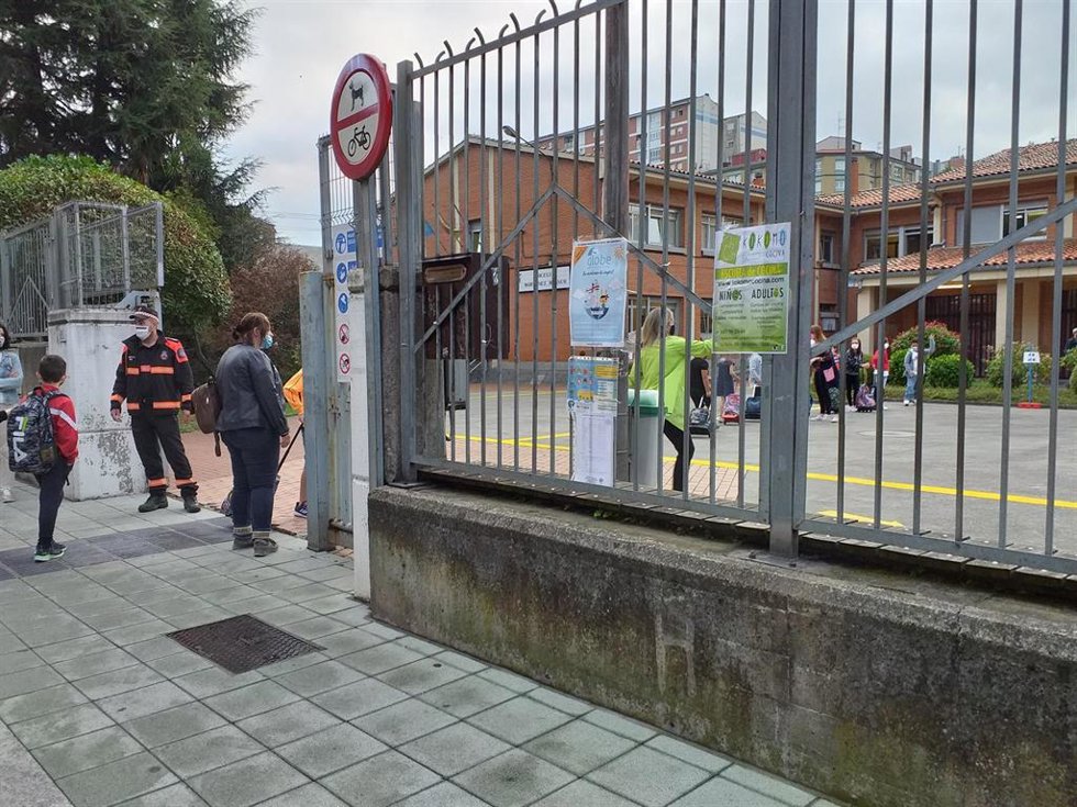 Archivo - Protección Civil controla el acceso a los colegios en Gijón el primer día de la vuelta al cole el pasado año
