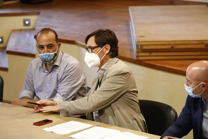 Salvador Illa (PSC) en una visita a la zona afectada por el incencio de Santa Maria de Queralt (Tarragona) en julio.