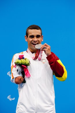 Oscar Salguero con su medalla de plata de los 100 braza SB8 de los Juegos Paralímpicos de Tokio