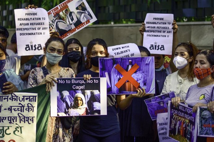 Un grupo de refugiadas afganas pide protección para las mujeres durante una marcha contra los talibán en Nueva Delhi