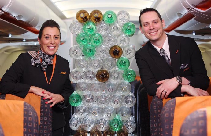 Archivo - La aerolínea easyJet sustituye los uniformes de sus pilotos y tripulaciones por unos nuevos, fabricados con botellas de plástico.