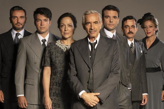 Imagen del elenco completo de la obra de teatro 'Muerte de un viajante'.