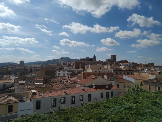Archivo - Panorámica de la ciudad de Cáceres, que registró el año pasado 227 muertes más que en 2019, la cifra más alta en lo que va de siglo