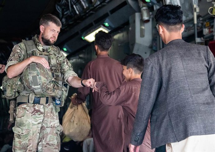 Un militar británico participa en las operaciones de evacuación de Kabul