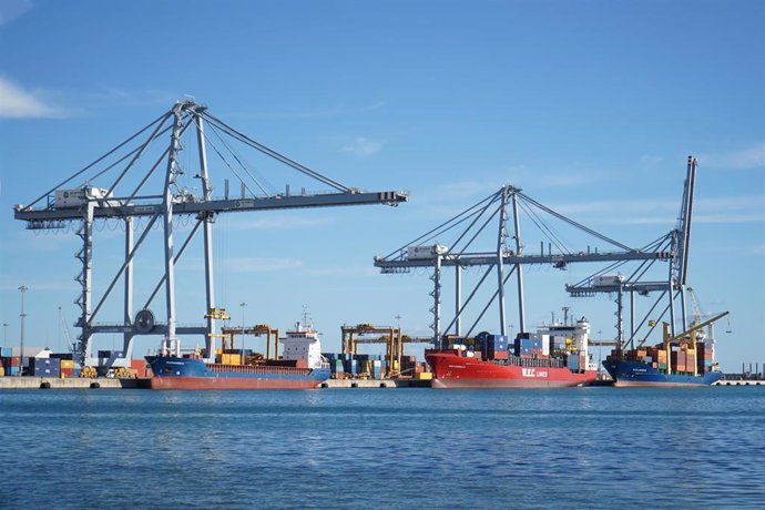 Archivo - Barcos de contenedores en el Port de Tarragona, en una imagen de archivo.