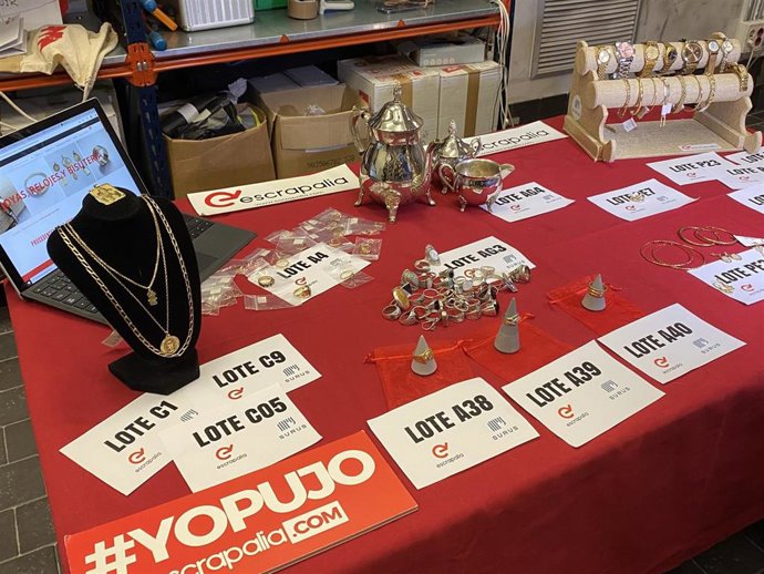 Objetos de bisutería que se van a subastar