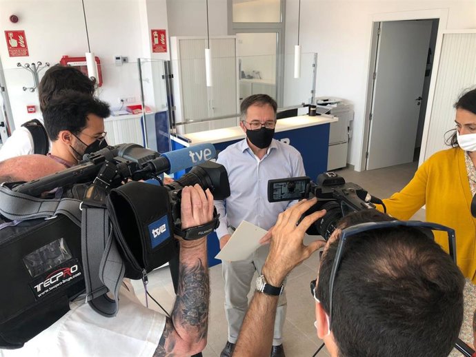 Archivo - El conseller de Movilidad y Vivienda, Josep Marí, en declaraciones a los medios.