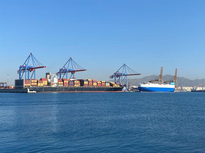Archivo - Málaga.- Puertos.- El puerto registrará unos 8.000 movimientos de mercancía esta semana