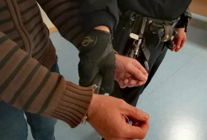 Archivo - Detenido, esposas