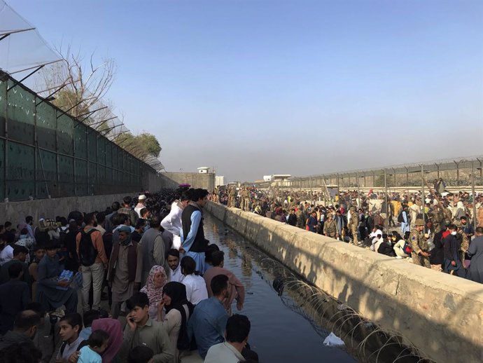 Una multitud agolpada junto al aeropuerto de Kabul