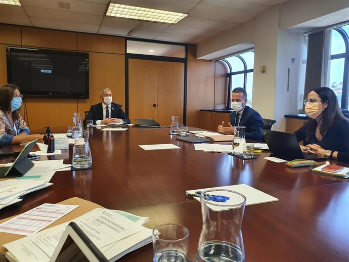 El consejero vasco de Educación, Jokin Bildarratz, ha mantenido una reunión con el conseller de Educación de la Generalitat catalana, Josep GonzlezCambray.