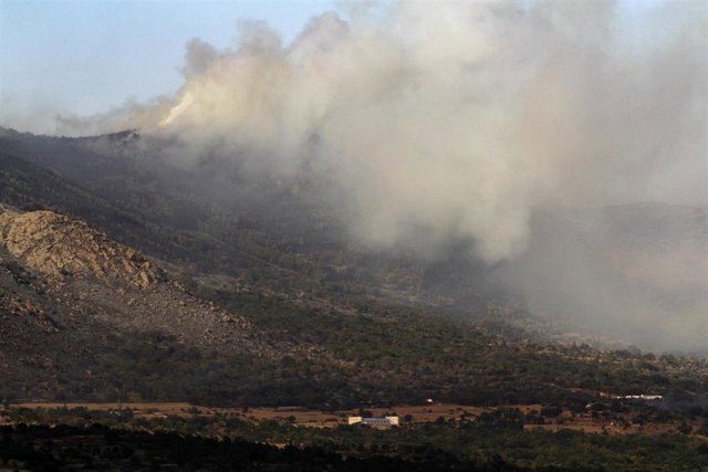 Vista del incendio en el término abulense de Navalacruz (Ávila).