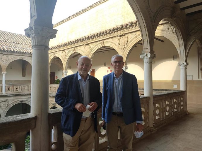 El escritor Juan Eslava y el director del curso de novela en la UNIA Emilio Lara en la sede de Baeza.