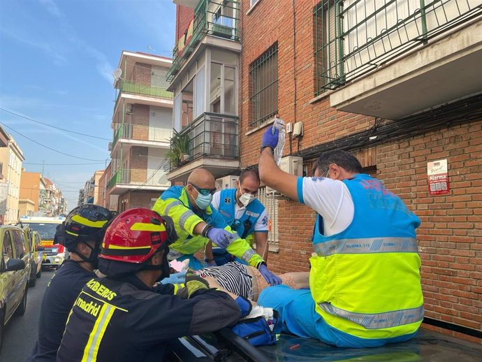 Cae desde la terraza de un segundo piso mientras regaba y salva la vida al chocar contra el techo de un coche en Madrid