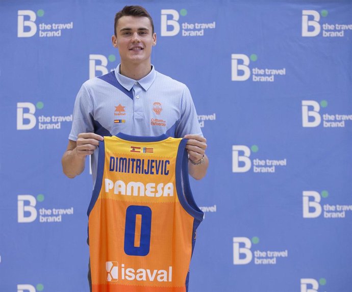 El nuevo jugador del Valencia Basket, el base macedonio Neno Dimitrijevic, en su presentación en L'Alqueria del Basket