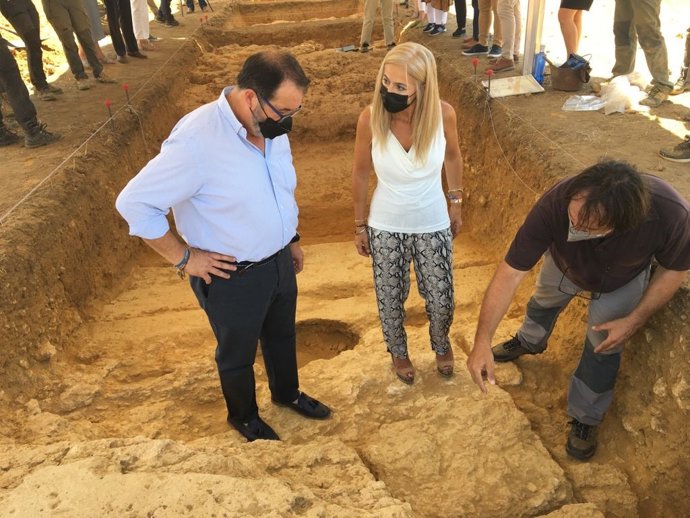 La consejera de Cultura y Patrimonio Histórico, Patricia del Pozo, en su visita a la excavación en el Conjunto Arqueológico de Carmona (Sevilla)