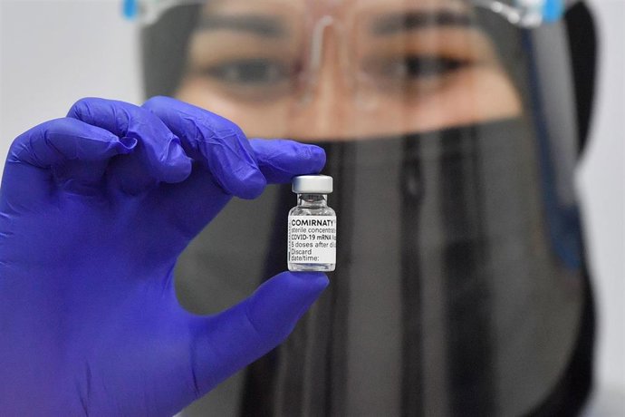 Archivo - Una trabajadora médica sostiene un vial de la vacuna contra la COVID-19 en Kuala Lumpur, la capital de Malasia. 