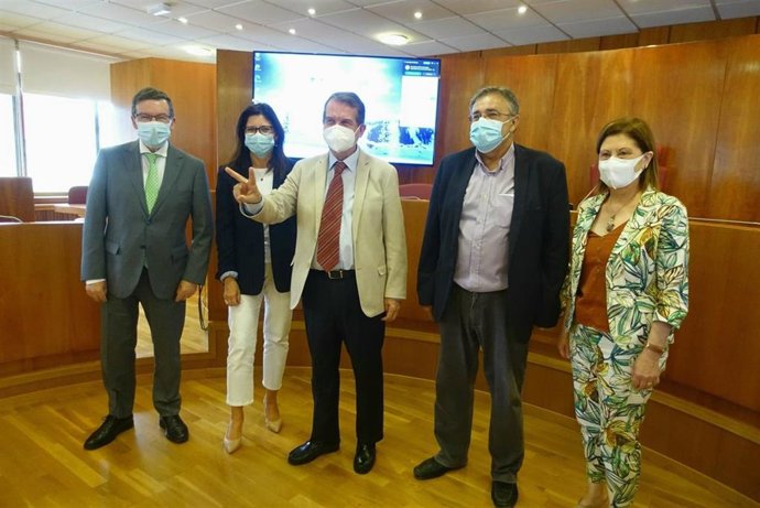 El alcalde de Vigo, Abel Caballero, junto a miembros de su equipo, tras el pleno de aprobación inicial del nuevo Plan General de Ordenación Municipal (PGOM).