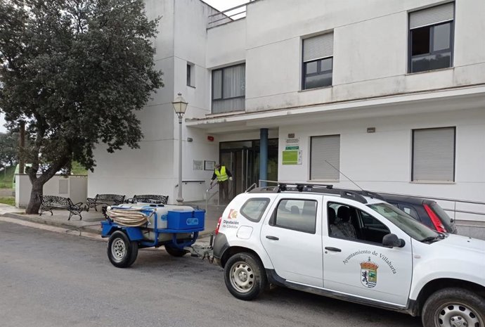 Labores de desinfección en Villaharta por la pandemia, en una imagen de archivo.