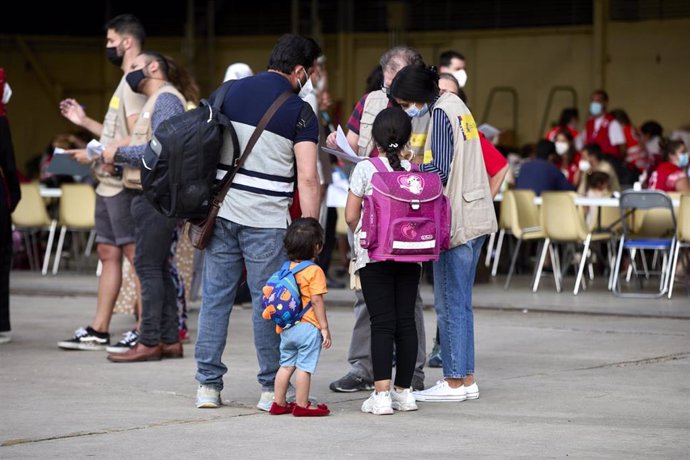 Varios refugiados afganos llegan a la base aérea de Torrejón de Ardoz a 24 de agosto de 2021, en Madrid (España)