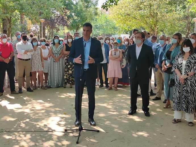 Pedro Sánchez, bajo la mirada de Guillermo Fernández Vara, durante su intervención en Navalmoral.