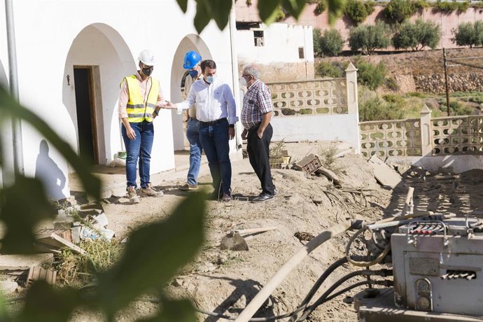 Giménez visita la obra en la piscina de Canjáyar junto al alcalde del municipio, Juan José Romera.