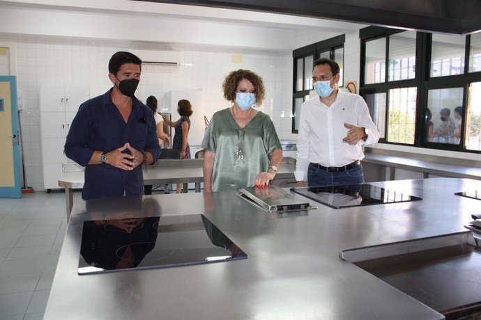 La delegada de Igualdad, Educación, Participación Ciudadana y Coordinación de Distritos, Adela Castaño, en la la sala destinada a taller de cocina del Centro Cívico de San Pablo