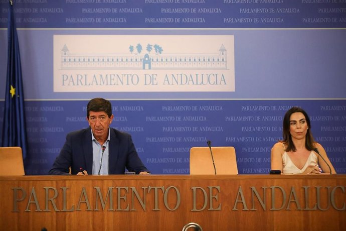 El vicepresidente de la Junta, Juan Marín, este jueves en rueda de prensa junto a la portavoz en el Parlamento de Andalucía, Teresa Pardo.