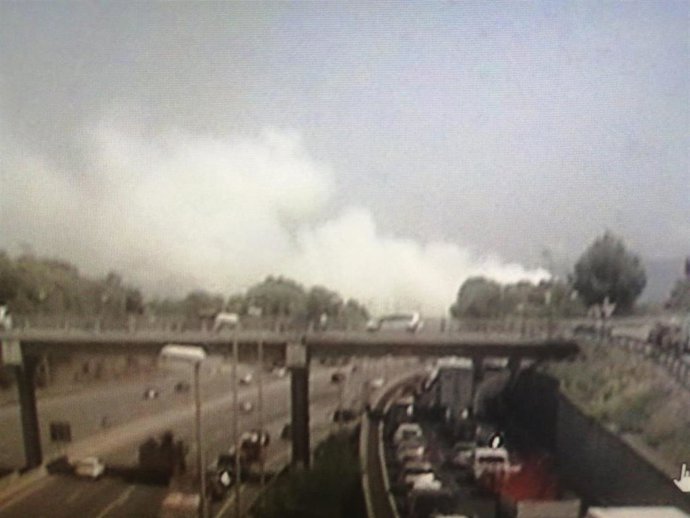 Imagen del incendio de vegetación de la AP-7 y B-30 en Cerdanyola del Valls (Barcelona)