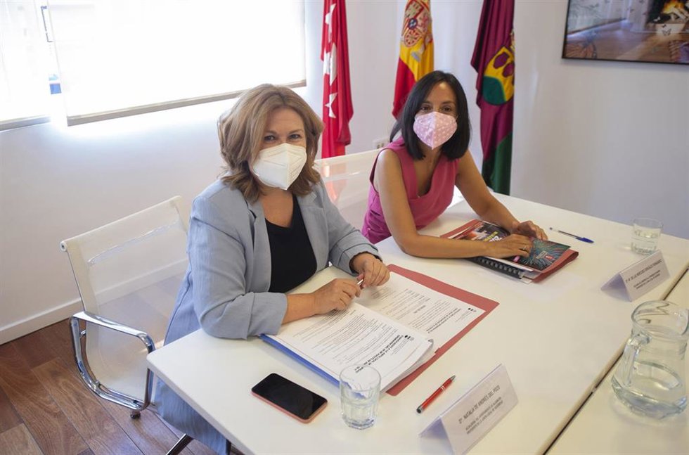 La alcaldesa de Alcorcón, Natalia de Andrés, y la delegada del Gobierno en Madrid, María de las Mercedes González Fernández ,durante una sesión ordinaria de la Junta Local de Seguridad, en Alcorcón