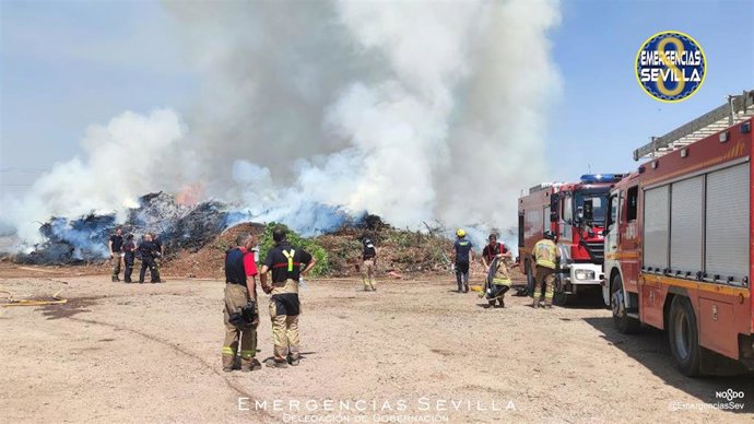 Incendio en una planta de gestión de residuos, en la A-8002, que une el barrio de San Jerónimo con La Rinconada.