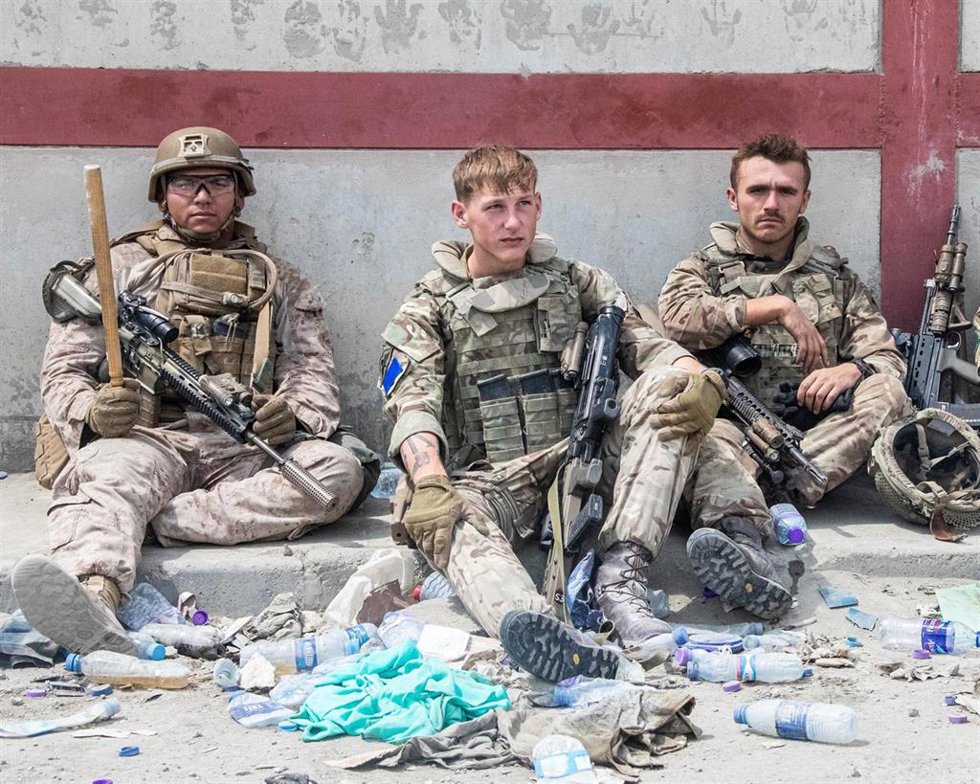 Militares estadounidenses y británicos que participan en las labores de evacuación desde el aeropuerto de la capital de Afganistán, Kabul. 