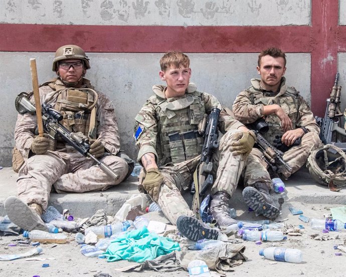 20 August 2021, Afghanistan, Kabul: Members of the British and US (L) military take part in the evacuation mission of the entitled personnel from Kabul airport in Afghanistan. Photo: -/Ministry of Defence via PA Media/dpa