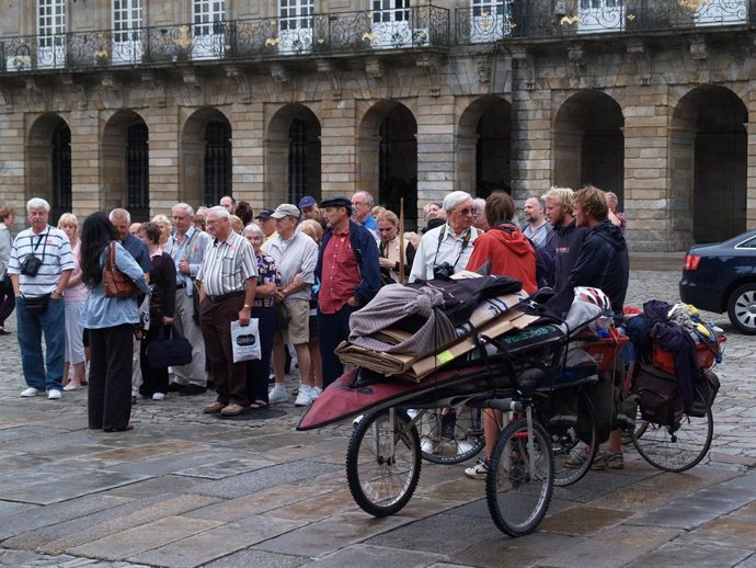 Archivo - Turistas reunidos en la Praza do Obradoiro de Santiago de Compostela (A Coruña)