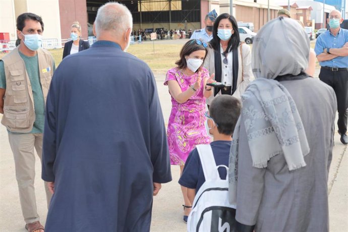 La ministra de Defensa, Margarita Robles, durante el recibimiento a un nuevo avión procedente de Dubái con 292 personas evacuadas desde Afganistán, en la Base Aérea de Torrejón, a 25 de agosto de 2021, en Torrejón de Ardoz, Madrid (España). La ministra 
