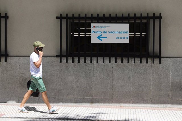 Un hombre pasa por el punto de vacunación puesto en marcha en las instalaciones del Hospital General Universitario Gregorio Marañón