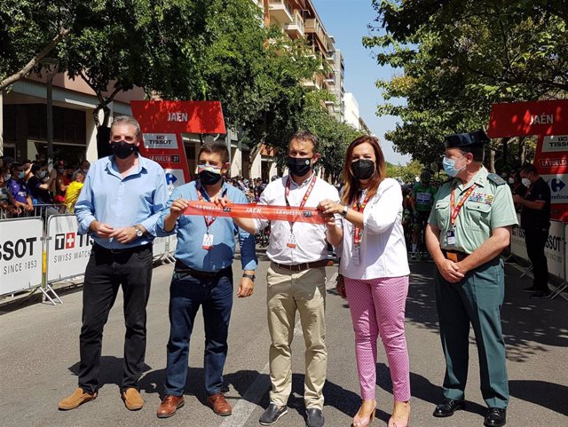 Autoridades durante la salida de la etapa en Jaén capital